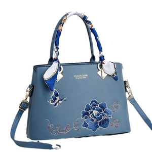 Elegante borsa a mano grigio-blu con ricami floreali, farfalle e manico in sciarpa