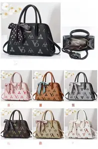 Detailed view showing crossbody handbag dimensions 31x13x20cm and 7 available colors