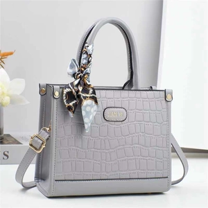 Borsa a mano grigia in rilievo a coccodrillo con sciarpa decorativa e tracolla lunga