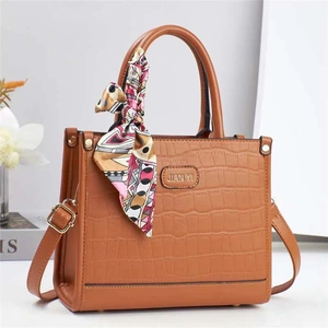 Elegante borsa a mano marrone coccodrillo con foulard e accessori in metallo dorato