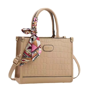 Borsa a mano beige da donna con motivo a coccodrillo e dettaglio manico in foulard di seta