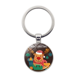 Détail du porte-clés avec pendentif renne de Noël et texte Merry Christmas gravé