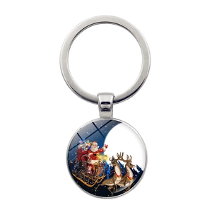 Détail d'un porte-clés en alliage argenté avec cabochon en verre illustrant le Père Noël