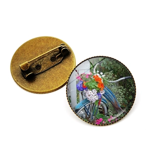 Détails de la broche vintage vélo et panier de fleurs avec cabochon en verre et épingle