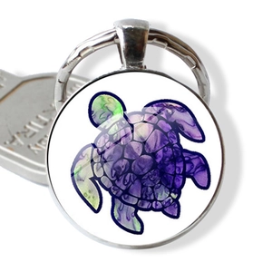 Détail du porte-clés tortue avec pendentif en verre motif tortue de mer aquarelle