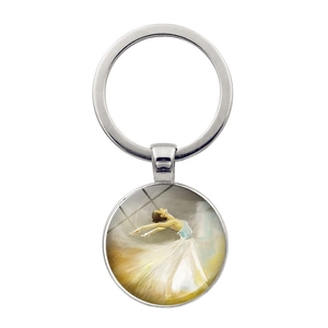 Dettaglio portachiavi in argento con cupola in vetro e pendente silhouette di ballerina