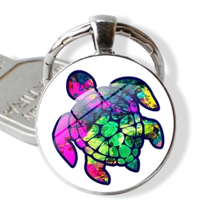 Porte-clés tortue marine colorée avec base en métal argenté et dôme en verre d'art