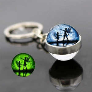 Porte-clés fée lumineuse avec boule de verre brillante et ailes de papillon