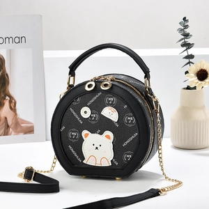Sac bandoulière rond noir à imprimé ours avec une bandoulière chaîne élégante