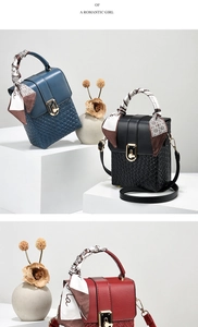 Tre borse a tracolla testurizzate blu, nere e rosse con manici decorati con foulard