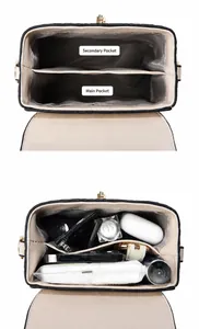 Dettaglio interno della borsa beige con doppio scomparto per contenere oggetti comuni