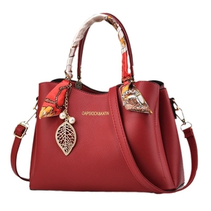 Sac à main en cuir litchi rouge avec poignée en foulard et pendentif feuille dorée