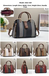 Détails du sac à main en toile bicolore avec dimensions de 26x12x20cm et bandoulière