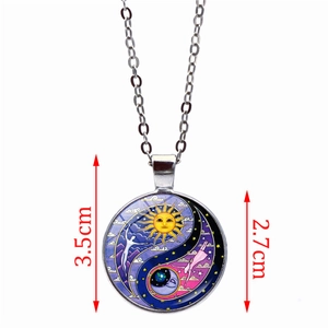Détail du pendentif yin yang soleil et lune en verre avec dimensions 3,5 cm par 2,7 cm