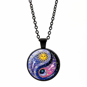 Détail du pendentif yin yang céleste avec motif soleil et lune et chaîne en métal noir