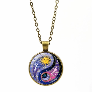 Collier céleste yin yang vintage avec pendentif en verre bronze soleil lune sur fond blanc