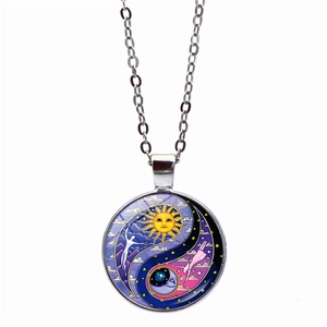 Collier avec pendentif Yin Yang soleil et lune sous dôme de verre et chaîne argentée