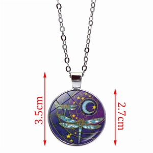 Vue détaillée du collier pendentif en verre libelle mandala avec dimensions de 2,7 cm