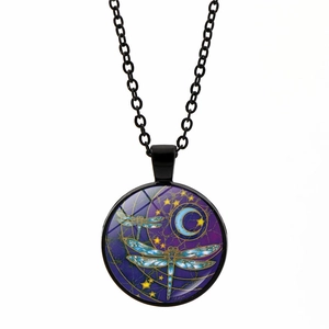 Détail du pendentif mandala en verre avec libellule et lune sur chaîne noire fine