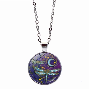Collier mandala artistique avec pendentif en verre libellule et lune sur chaîne argent