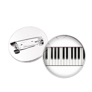 Vues détaillées avant et arrière d'une broche musicale en forme de touche de piano