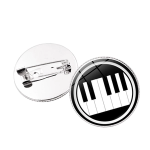 Détail de la broche ronde piano cœur avec finition brillante et fermoir argenté sécurisé