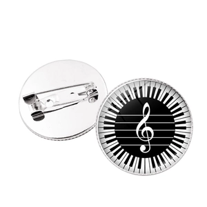 Vue détaillée avant et arrière de broches rondes avec notes de musique et touches de piano