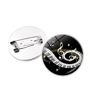 Broche musicale avec touches de piano et notes dorées sous dôme en verre et base argent