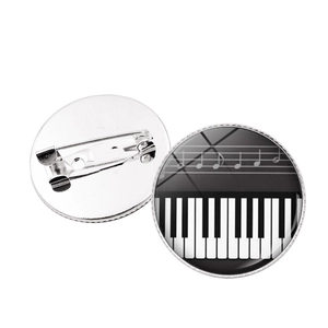 Vue détaillée avant et arrière du badge note de musique et touches de piano avec épingle