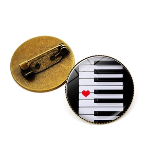 Spilla vintage con tastiera di pianoforte e cuore rosso con retro in metallo bronzo