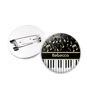 Broche piano cœur personnalisée avec notes de musique et gravure sur fond noir