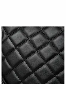 Nahaufnahme von schwarzem Leder mit klassischer Rautensteppung und feiner Textur