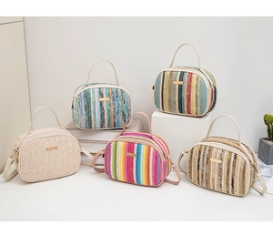 Dettagli di cinque borse a tracolla in paglia colorata per stili di moda estivi