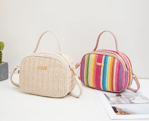Mini borse in paglia intrecciata beige e arcobaleno con tracolla regolabile