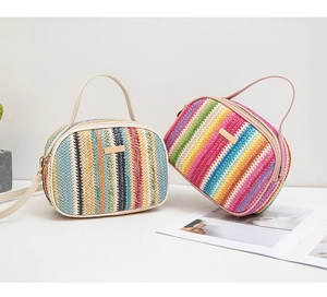Dettaglio borsa a tracolla in paglia colorata con strisce arcobaleno e inserto metallo
