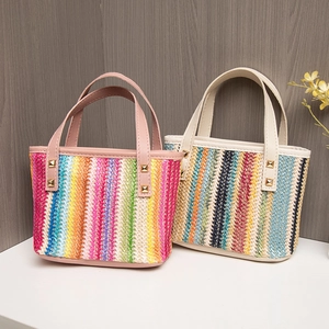 Sac cabas en paille tissée arc-en-ciel avec rivets en versions rose et blanc