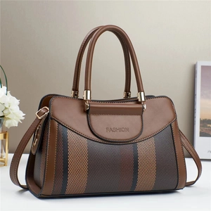 Sac cabas patchwork marron avec texture tissée et détails dorés pour le quotidien