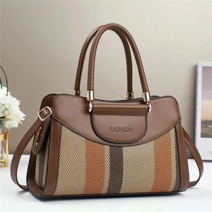 Sac Boston bicolore en cuir marron et tissage rayé avec bandoulière et détails dorés