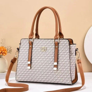Vue détaillée du sac cabas imprimé crème avec boucle dorée et finitions cuir marron