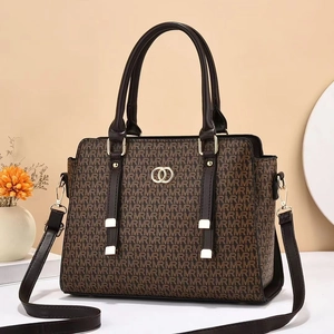 Sac fourre-tout vintage marron avec monogramme et bandoulière sur support blanc