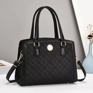 Schicke schwarze Stepptasche mit Sternstickerei und goldenen Metallakzenten
