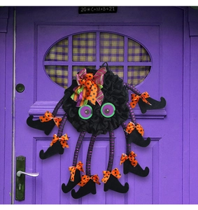 Λεπτομέρεια στεφάνι αράχνης Halloween με μπότες μάγισσας σε μωβ πόρτα