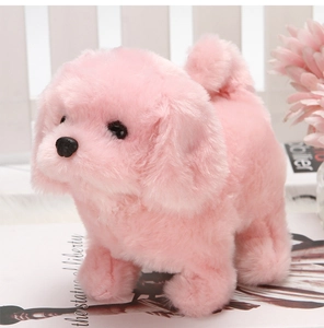 Dettaglio del cucciolo di peluche rosa con morbida pelliccia e viso realistico su rivista