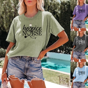 Détail montrant les couleurs du t-shirt d'infirmière en soins palliatifs avec motif