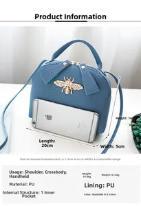 Detalle del mini bolso azul de textura lichi junto a un teléfono para comparar el tamaño