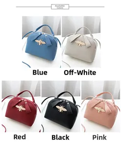 Collage de bolsos de hombro en cinco colores con icónica abeja de metal dorado