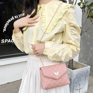 Sac bandoulière matelassé rose avec fermoir papillon doré et bandoulière en chaîne