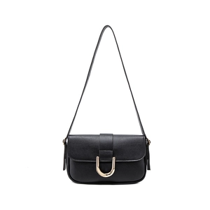 Bolso bandolera clásico de cuero negro con hebilla metálica dorada en forma de U