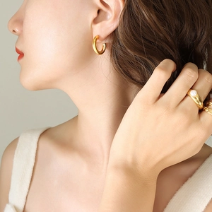 Chunky C-Form Creolen Titanstahl 18K Vergoldet Minimalistischer Geometrischer Schmuck Für Damen