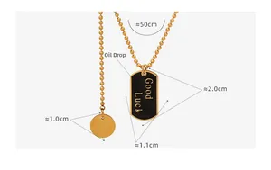Details der goldenen Kugelkette mit Good Luck Emaille-Anhänger und Münzanhänger mit Maßen